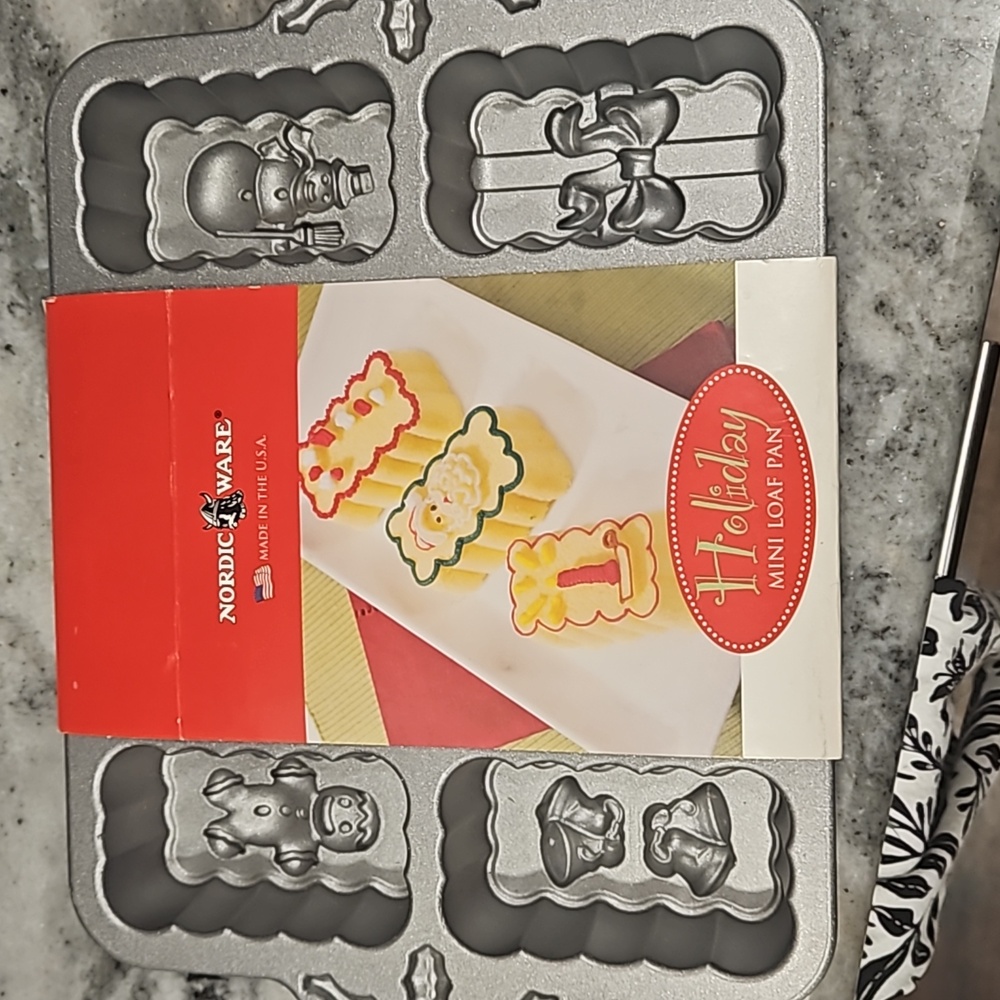 NWT! Nordic Ware Holiday Mini Loaf Pan - 9in x 13in.